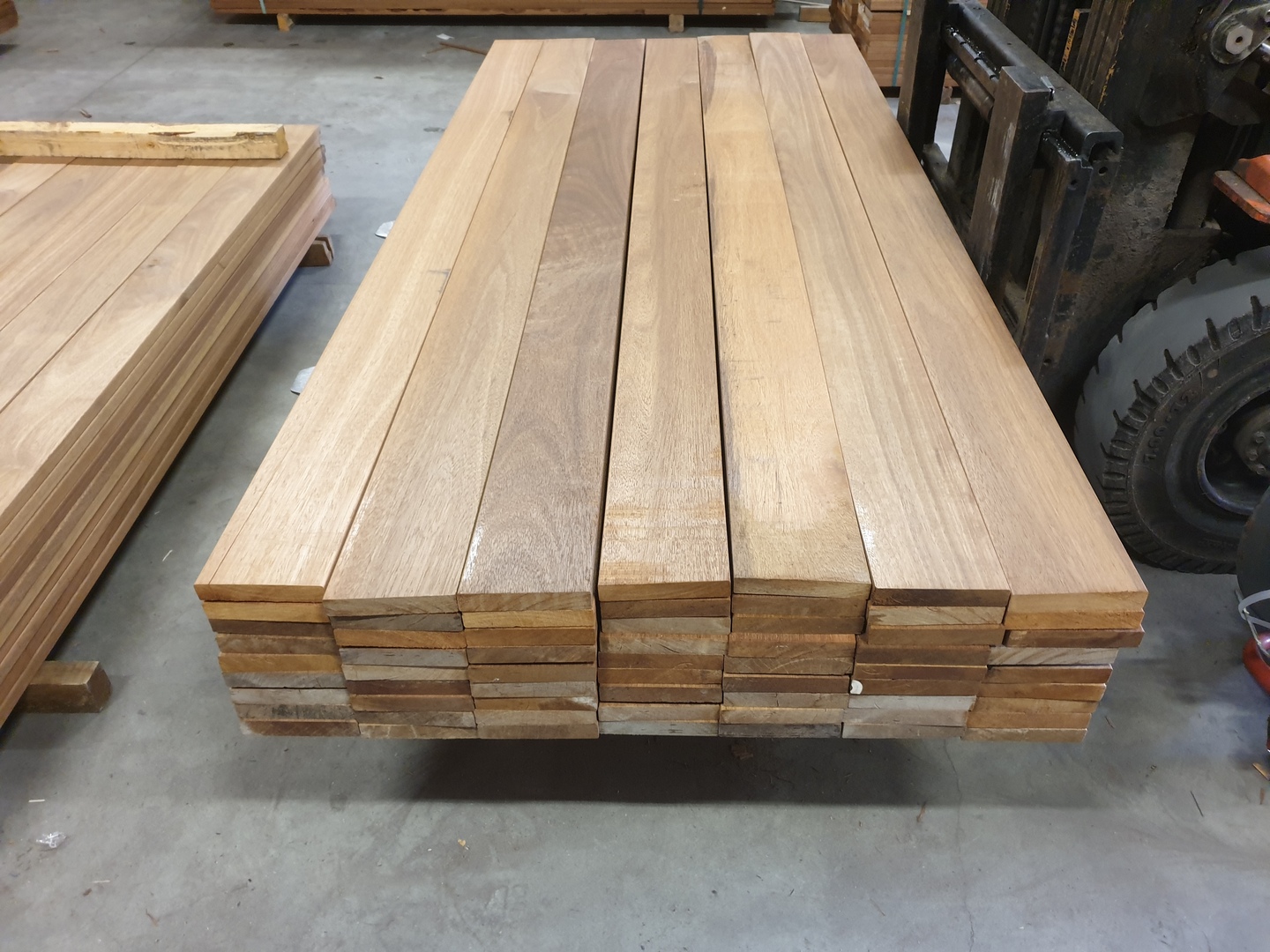 BASRALOCUS hout 25 x 140 mm ( 185 cm en 215 cm lang )